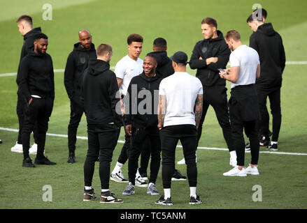 England's Raheem Sterling (Mitte) während der Wanderung rund um im Estadio D. Afonso Henriques, Guimaraes. Stockfoto