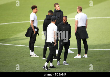 England's Raheem Sterling (Mitte) während der Wanderung rund um im Estadio D. Afonso Henriques, Guimaraes. Stockfoto