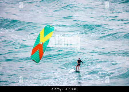 Miami Beach Florida, Atlantik, Kiteboarding Kiteboarder Kitesurfing Kitesurfer, Wassersport, Mann Männer männlich, Wellen, Wasser, FL190228036 Stockfoto