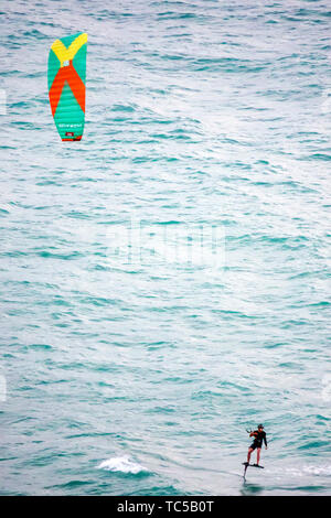 Miami Beach Florida, Atlantik, Kiteboarding Kiteboarder Kitesurfing Kitesurfer, Wassersport, Mann Männer männlich, Wellen, Wasser, FL190228037 Stockfoto