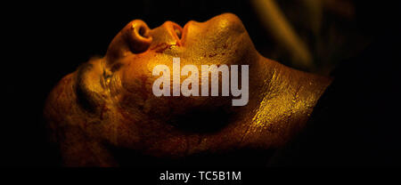 Apocalypse Now ist ein 1979 amerikanische Epischen Krieg Film über den Vietnamkrieg, Regie, produziert und Co - von Francis Ford Coppola geschrieben. Es Sterne Marlon Brando, Robert Duvall, Martin Sheen, Frederic Forrest, Albert Hall, Sam Bottoms, Laurence Fishburne und Dennis Hopper. Das Drehbuch, Co - geschrieben von Coppola und John Milius und Erzählung geschrieben von Michael Herr, war lose auf der 1899 novella Herz der Finsternis von Joseph Conrad. Dieses Foto ist nur für den redaktionellen Gebrauch bestimmt und unterliegen dem Copyright der Film Company und/oder der Fotograf durch den Film oder die Produktion Firma zugewiesen und kann es nur sein, Stockfoto