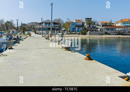 NEA FOKEA, Kassandra, Griechenland - 31. MÄRZ 2019: Panorama der Stadt Nea Fokea, Kassandra, Chalkidiki, Zentralmakedonien, Griechenland Stockfoto