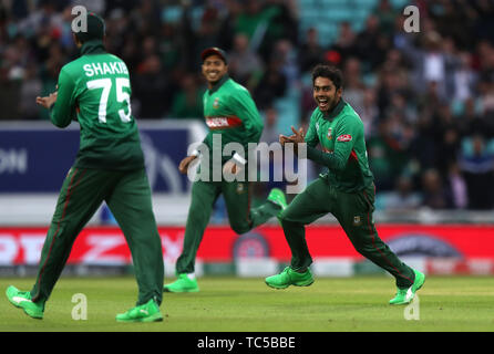 Mehidy Hasan Miraz, der aus Bangladesch kommt, feiert das Wicket des neuseeländischen Tom Latham während des ICC-Cricket-Weltcup-Gruppenbühnensieges im Londoner Oval. Stockfoto