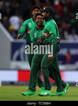 In Bangladesch Mehidy Hasan Miraz feiert die wicket der Neuseeländischen Tom Latham während der ICC Cricket World Cup group Phase Match am Oval, London. Stockfoto