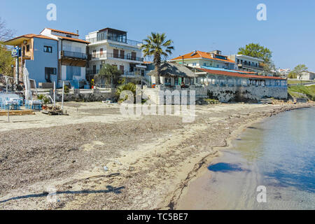 NEA FOKEA, Kassandra, Griechenland - 31. MÄRZ 2019: Panorama der Stadt Nea Fokea, Kassandra, Chalkidiki, Zentralmakedonien, Griechenland Stockfoto