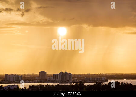 Miami Beach Florida, Normandy Isles, North Bay Water Village, Sonnenuntergang Regensturm, Sonne durch Schleier Vorhang von regen, Himmel Wolken, Regenwolken, bernsteinfarbenen Himmel, vis Stockfoto