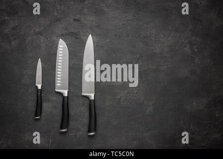 Küche Messer auf dunklem Hintergrund Stockfoto