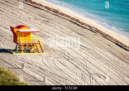 Miami Beach, Florida, North Beach, North Shore Open Space Park, öffentlicher Strandsand, unbeaufsichtigte Rettungsschwimmerstation, Atlantischer Ozean, Autoreifenspuren Stockfoto