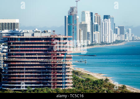 Florida, Surfside, Sunny Isles Beach, Hochhaus Wolkenkratzer Gebäude Gebäude Eigentumswohnung Wohnapartment Wohnungen Gehäuse, Gebäude, Stockfoto