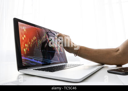 Kaufmann zeigt den Bildschirm auf dem Laptop der Graph von Wachstum Stockfoto
