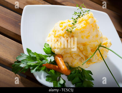 Traditionelle Gericht der Schottischen Küche - Clapshot mit gebackenen Karotten und Grünen serviert. Stockfoto