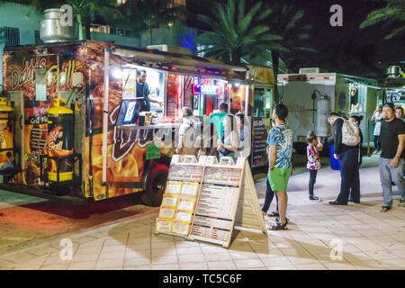 Miami Beach, Florida, North Shore Beach, Terrasse am Meer, Food Truck & Music Fest, monatliche Abenddämmerung am Abend, Street Food, hispanischer Mann, Männer, Frau, Frau Stockfoto