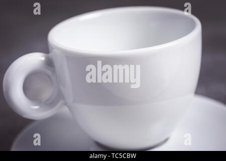 Leere weiße Espresso Kaffee Tasse auf dunklem Hintergrund Stockfoto