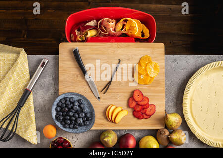 Hausgemachte frische Früchte Torte Torte Vorbereitung. Zutaten zum Backen von Kuchen. Gesunde Ernährung Konzept. Stockfoto