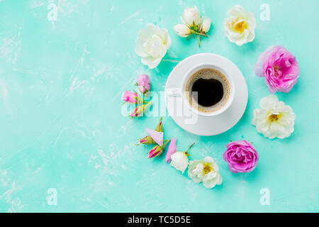 Kaffee trinken Konzept mit Tasse americano und Rosen, und Blütenblätter. kopieren. Minimale kreatives Layout mit einer Tasse Kaffee, bunten Rosen Blumen Stockfoto