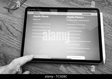 Paris, Frankreich - Mar 27, 2019: POV persönliche Perspektive auf Apple News Webseite auf moderne iPad pro Tablette gesehen mit dem neuen Abonnement - Vergleichen zwischen kostenlosen und kostenpflichtigen Ausgabe Stockfoto