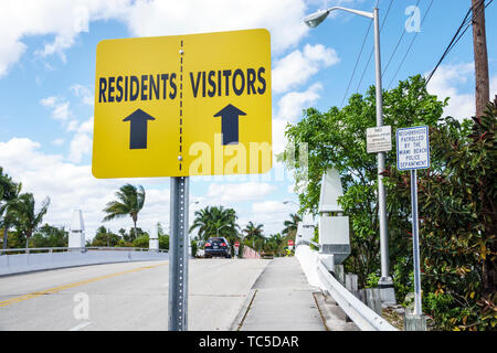 Miami Beach Florida, Normandy Shores, eingezäunte Gemeinschaft, Spurensschild, Besucher der Anwohner, Prävention von Sicherheitskriminalität, FL190331027 Stockfoto