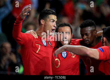 Portugals Cristiano Ronaldo (links) feiert das zweite Ziel seiner Seite des Spiels zählen während der Nationen League Finale im Estadio do Bessa, Porto. Stockfoto