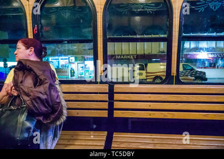 Miami Beach Florida, Normandy Isle, North Beach Loop, kostenloser Trolley-Bus, öffentlicher Nahverkehr, Kabinennacht an Bord, Hispanic Latin Latino ethnische Einwanderer i Stockfoto