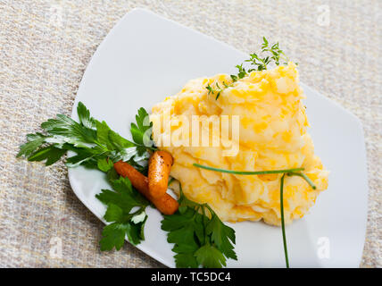 Traditionelle Gericht der Schottischen Küche - Clapshot mit gebackenen Karotten und Grünen serviert. Stockfoto