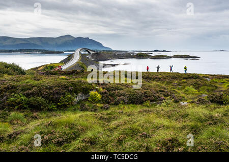 Touristen fotografieren vor dem Atlantik Straße (Atlanterhavsvegen), eine der berühmtesten Straßen in Norwegen Stockfoto