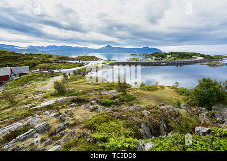 Landschaft der ikonischen Atlantic Road (atlanterhavsveien) gesehen von einem der kleinen Inseln, die durch einen Damm verbunden, Mehr og Romsdal, Norwegen Stockfoto