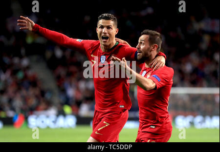 Portugals Cristiano Ronaldo (links) feiert das zweite Ziel seiner Seite des Spiels zählen während der Nationen League Finale im Estadio do Bessa, Porto. Stockfoto