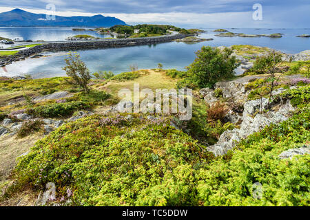 Spektakuläre Landschaft des Atlantik Straße gesehen von einem der kleinen Inseln, die durch einen Damm verbunden, Mehr og Romsdal, Norwegen Stockfoto