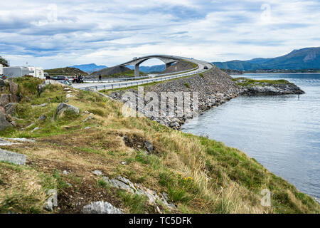 Nahaufnahme der Storseisundet Brücke, die berühmteste Brücke der Atlantic Road (atlanterhavsveien), mehr og Romsdal, Norwegen, August 2018 Stockfoto