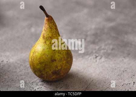 Bio Birne auf dunklem Stein Hintergrund. Gesunde Ernährung Konzept mit Platz kopieren. Stockfoto