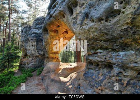 Rock Tor in das Naturdenkmal Theater, Hamr na Jezere, Bezirk Ceska Lipa, Region Liberec entfernt Stockfoto