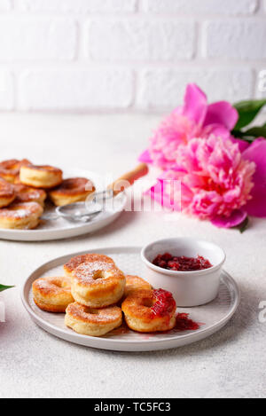 Hausgemachten süßen geröstete Donuts mit Rose jam Stockfoto