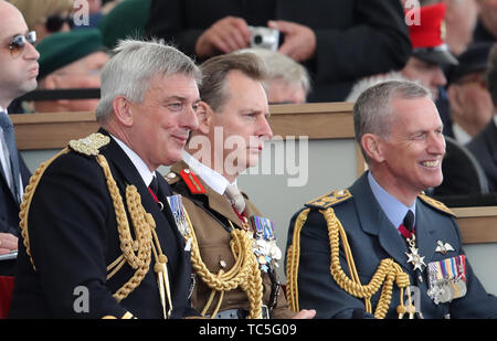 First Sea Lord und Chef des Naval personal Admiral Sir Philip Jones (links), Chef des Generalstabs, General Sir Mark Carleton-Smith (Mitte) und Chef der Luft Personal, Air Chief Marshal Sir Stephen Hillier (rechts) während der Gedenkfeiern zum 75. Jahrestag der D-Day Landungen in Southsea Common in Portsmouth. Stockfoto