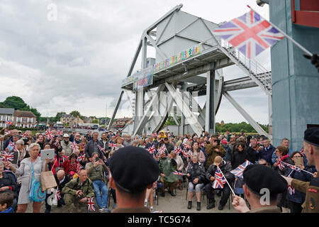 Die Leute an der Pegasus Bridge in der Normandie, Frankreich während der Gedenkfeiern zum 75. Jahrestag der D-Day Landungen. Stockfoto