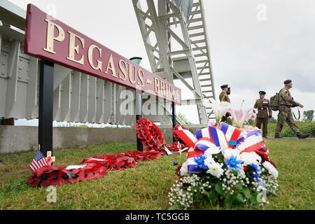 Pegasus Bridge in der Normandie, Frankreich während der Gedenkfeiern zum 75. Jahrestag der D-Day Landungen. Stockfoto