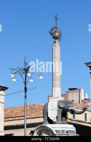 Berühmte elephant Statue auf der Piazza Duomo in Catania, Sizilien, Italien. Das Symbol der sizilianischen Stadt, genannt auch Liotru. Die Unterstützung einer transplantierten ägyptischer Obelisk. Beliebte touristische Ort. Stockfoto