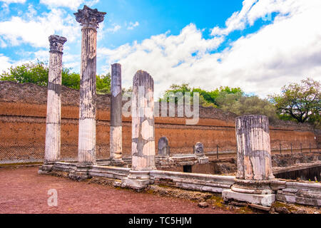 Römische Säulen in der Villa Adriana in Tivoli - Latium - Italien Stockfoto