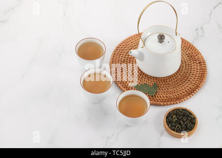 Tee- Sets und Tieguanyin auf dem Tisch Stockfoto