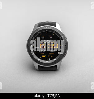 Smart watch Samsung Galaxy auf einem grauen Hintergrund. Stockfoto
