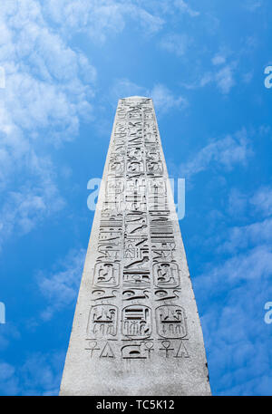 Der Obelisk von Luxor gegen den blauen Himmel in Paris, Frankreich. Stockfoto