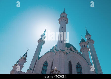 Interessante Ansicht der Kul Sharif Moschee Muslim Symbol auf dem Hintergrund des blauen Himmels. Crescent. Islam Konzept. Religiöser Feiertag. Stockfoto
