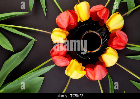 Runder Kreis roten und gelben Tulpen und Tasse Kaffee Stockfoto