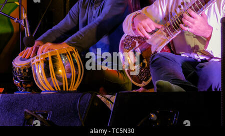 Zwei Männer spielen traditionelle indische Tabla und Sitar Stockfoto