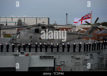 Mitgliedern der Besatzung stand auf dem Deck der HMS Queen Elizabeth, wie sie jubeln aus Veteranen an Bord der MV Boudicca Segel aus Portsmouth Harbour für die er Hafen von Le Havre in Frankreich im Rahmen der Gedenkfeiern zum 75. Jahrestag der D-Day Landungen. Stockfoto