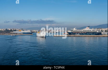 Anek Fähre verlässt den Hafen von Piraeus in der Nähe von Athen Stockfoto