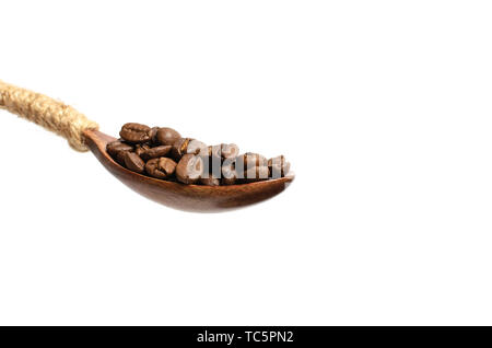 Kaffeebohnen in hölzernen Löffel auf weißem Hintergrund. Stockfoto