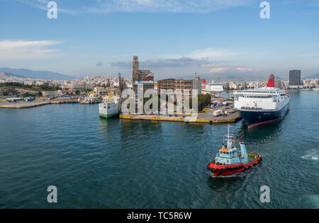 Abfahrt vom Hafen von Piräus in Athen Stockfoto