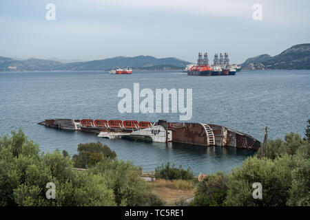 Schiffbruch Kreuzfahrtschiff mediterranen Himmel in der Nähe von Piräus Stockfoto