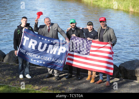 Trump Anhänger erwarten die Ankunft von US-Präsident Donald Trump im Dorf Doonbeg in der Grafschaft Clare am ersten Tag seines Besuchs in der Republik Irland. Stockfoto