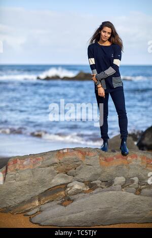 Junge Frau, Strand, Mutriku, Gipuzkoa, Baskenland, Spanien
